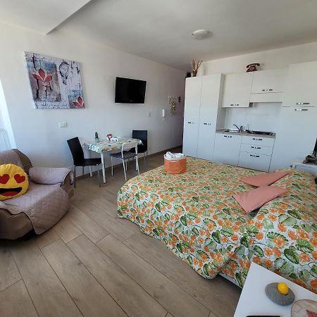 Rosato 3 Sea View Apartment Линяно Сабиадоро Екстериор снимка